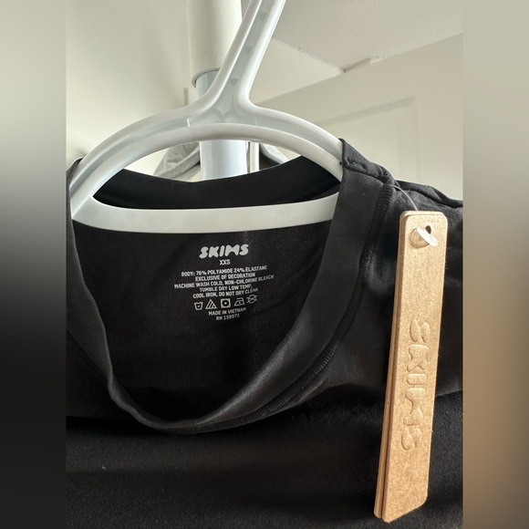 SKIMS Fits Every Body T-Shirt - Picture 5 of 6